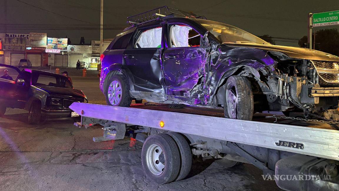 Choca ebrio conductor tras ignorar luz roja en Saltillo; intento darse a la fuga