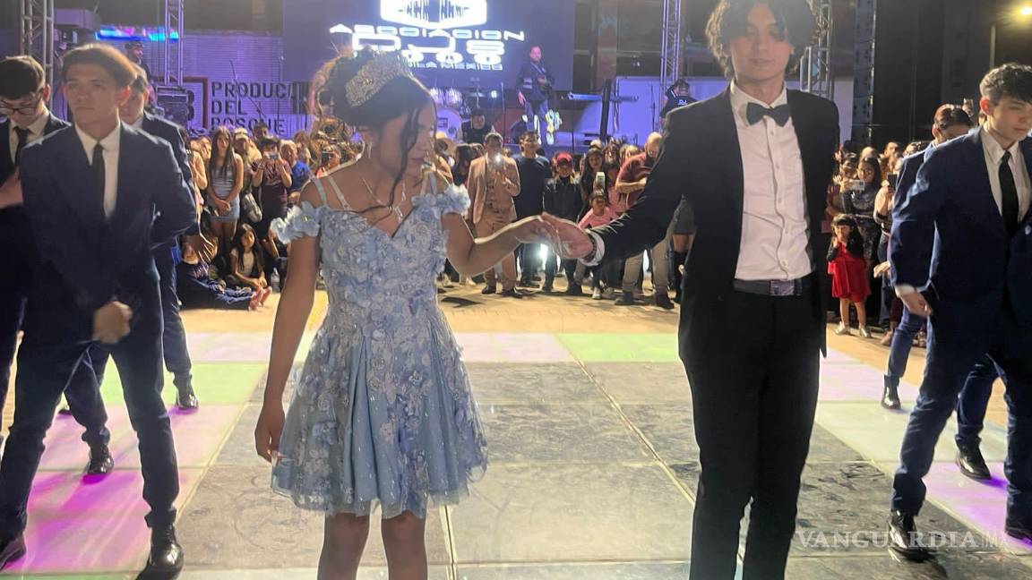 $!Cientos de personas se unieron a Marely en la plaza central, bailando y compartiendo la alegría en una fiesta que culminó a las 23:00 horas.