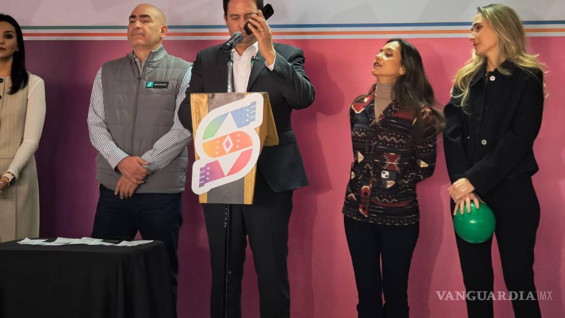$!El alcalde Javier Díaz González realiza una llamada telefónica a uno de los ganadores del sorteo de incentivos fiscales realizado este martes en la presidencia municipal de Saltillo.