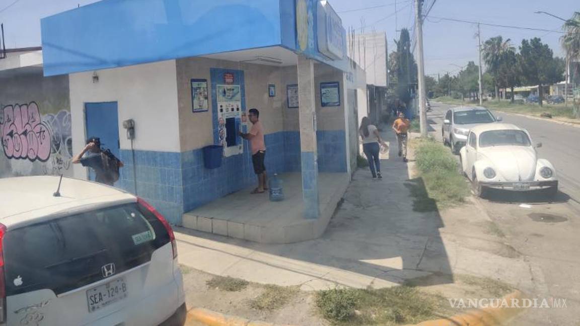 $!Ante la ola de calor ha crecido la demanada de agua purificada en los centros de abasto como fue posible constatar en un recorrido realizado por Vanguardia