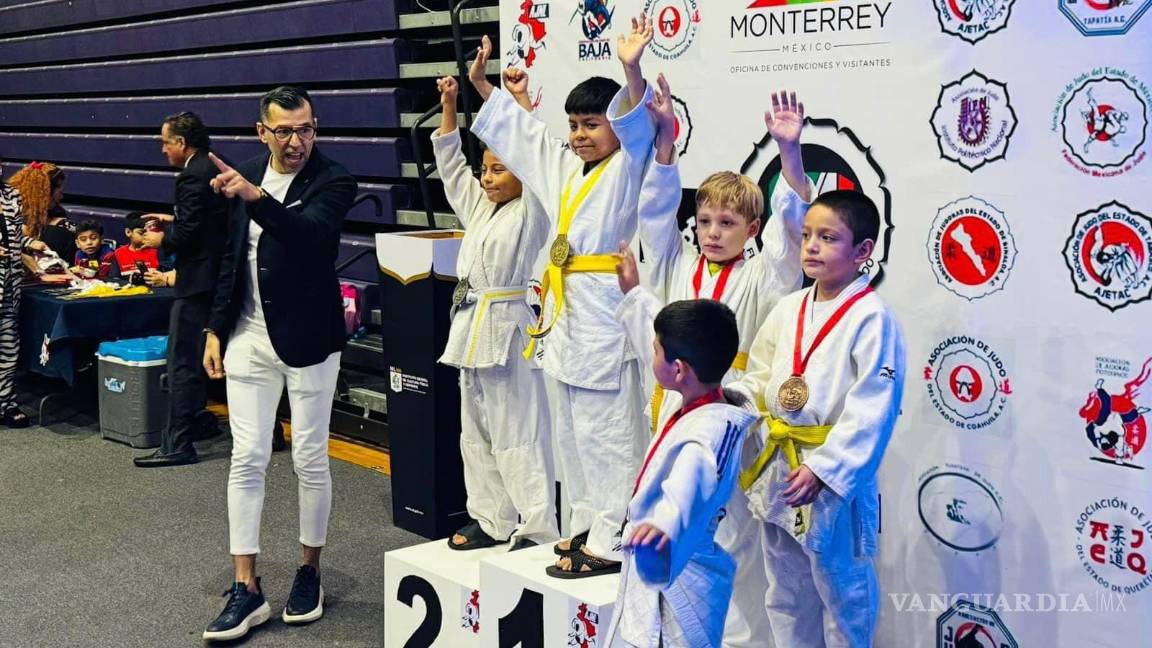 $!Los pequeños atletas recibiendo sus medallas.