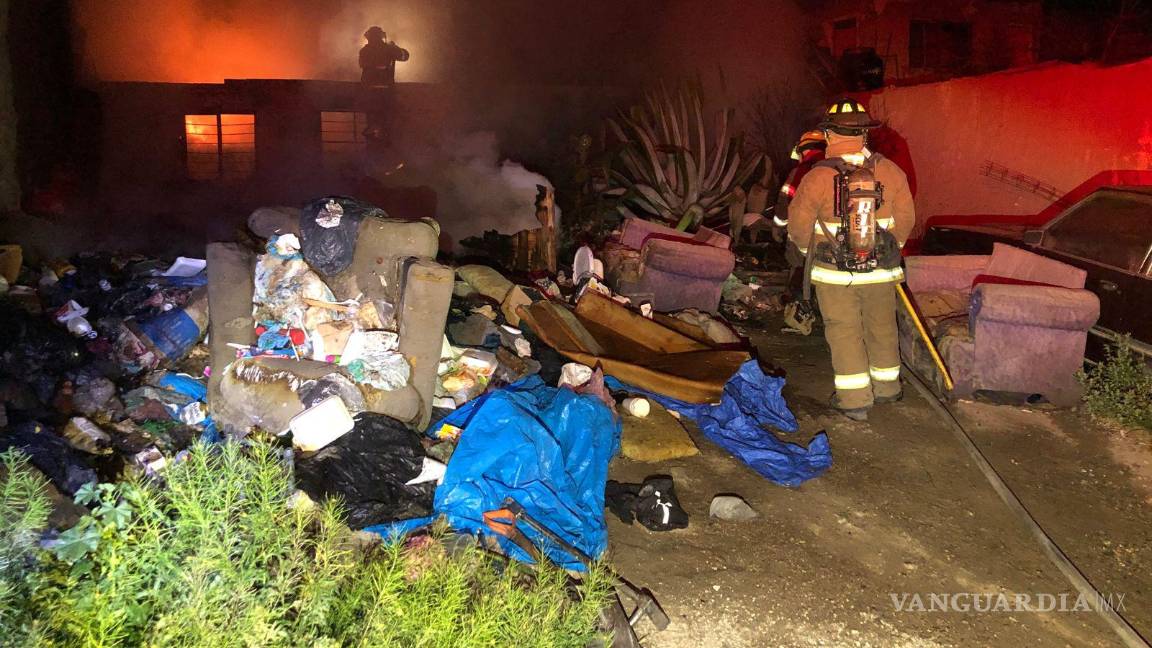 $!Las llamas arrasaron con la basura acumulada.