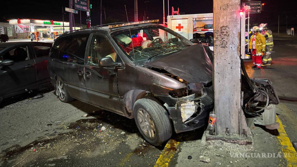 $!Choque proyecta camioneta contra semáforo al poniente de Saltillo; conductor queda atrapado