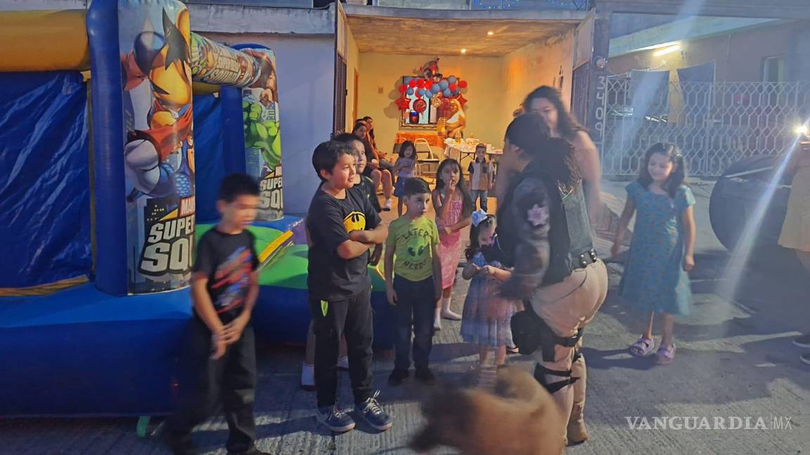 $!Los oficiales Fernando Rodríguez y Cecilia García, junto a su perro policía Nana, compartieron momentos con el niño festejado.