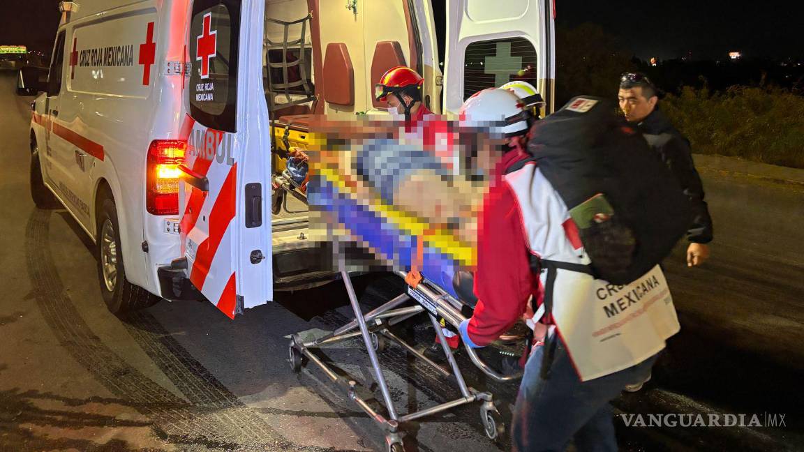 $!Paramédicos de Cruz Roja trasladaron de urgencia a la conductora al Hospital General, donde su estado de salud fue reportado como delicado.