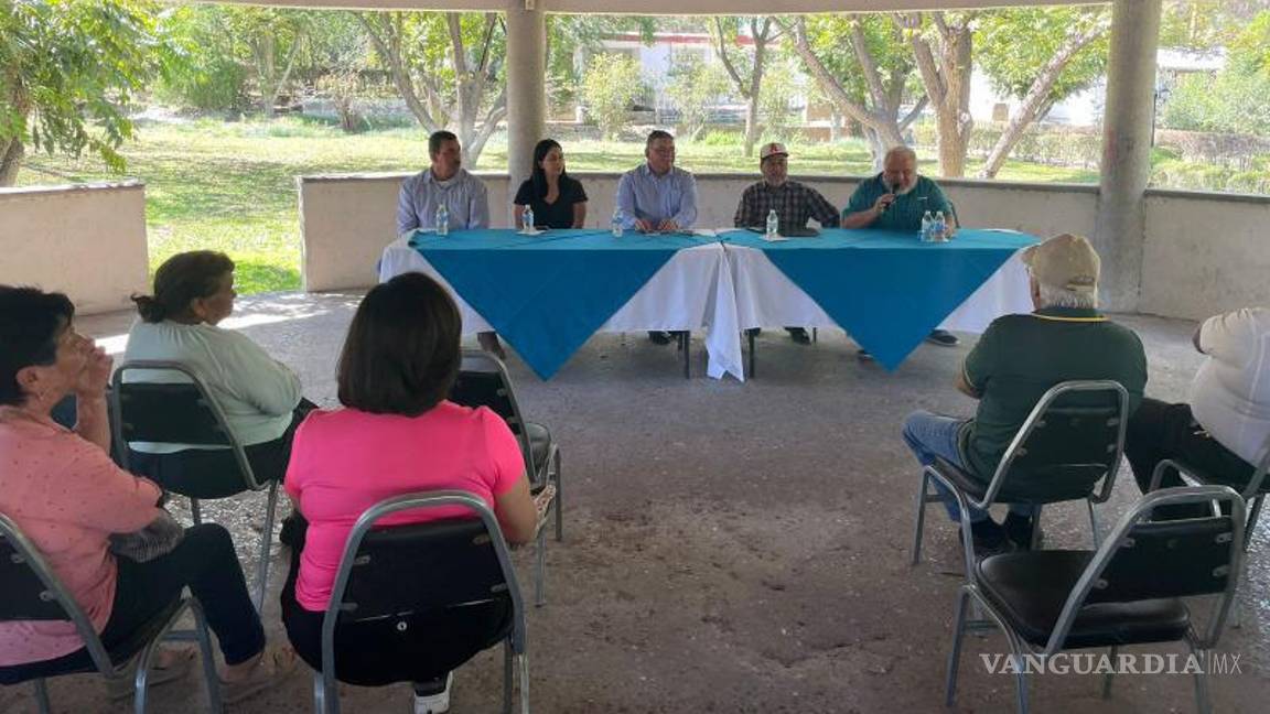 $!Alejandro Villarreal Maury, junto a pobladores de Arteaga, expone los 11 puntos del Colectivo por la Defensa de los Recursos Naturales y Públicos.