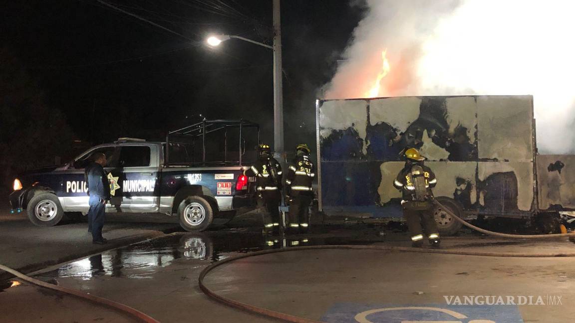 $!Elementos de la policía municipal llegó al lugar del incendio, donde el remolque ardiendo ponía en peligro una tienda de conveniencia cercana.