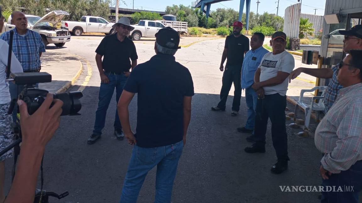 Monclova: Ex trabajadores bloquean acceso principal de AHMSA para evitar saqueo