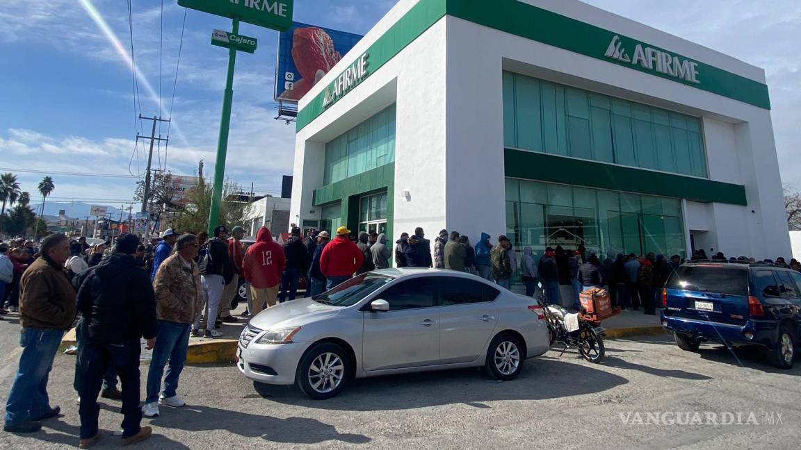 Largas filas y descontento en Monclova por pago de quincena a trabajadores municipales