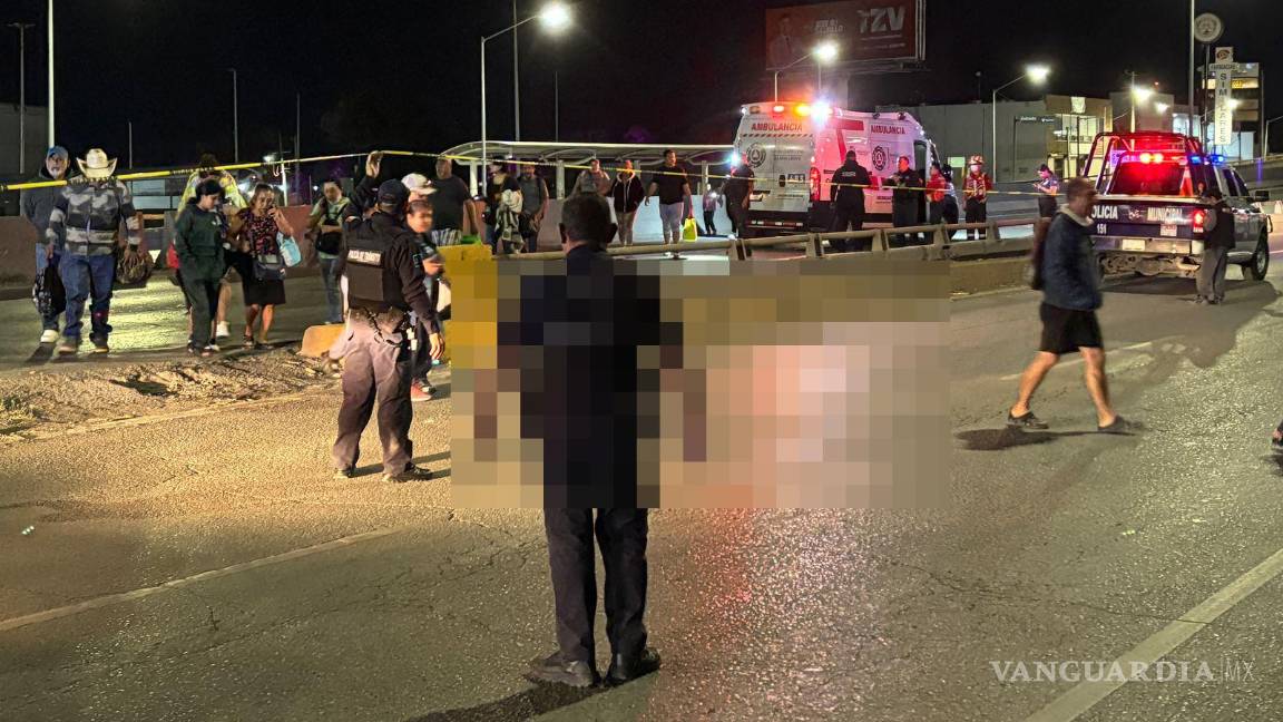 $!Los pasajeros del camión tuvieron que descender de la unidad tras el accidente, mientras las autoridades realizaban las diligencias en el lugar y tomaban declaraciones para esclarecer lo ocurrido.