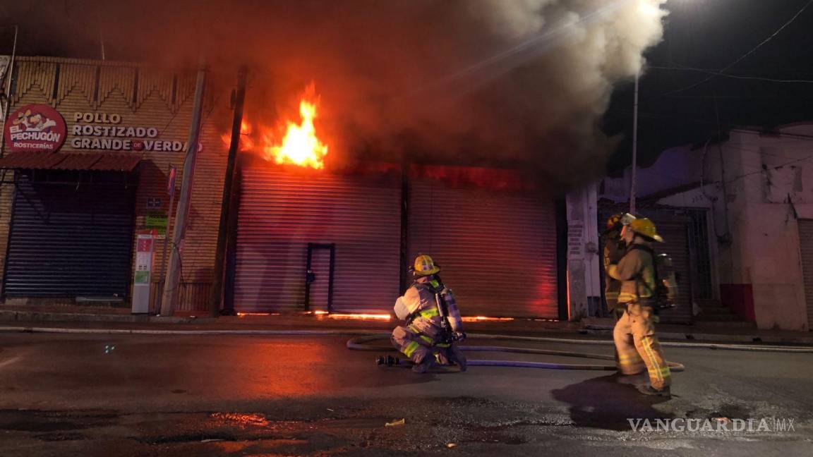 Arde en llamas tienda en la Zona Centro de Saltillo; velador logra salir ileso