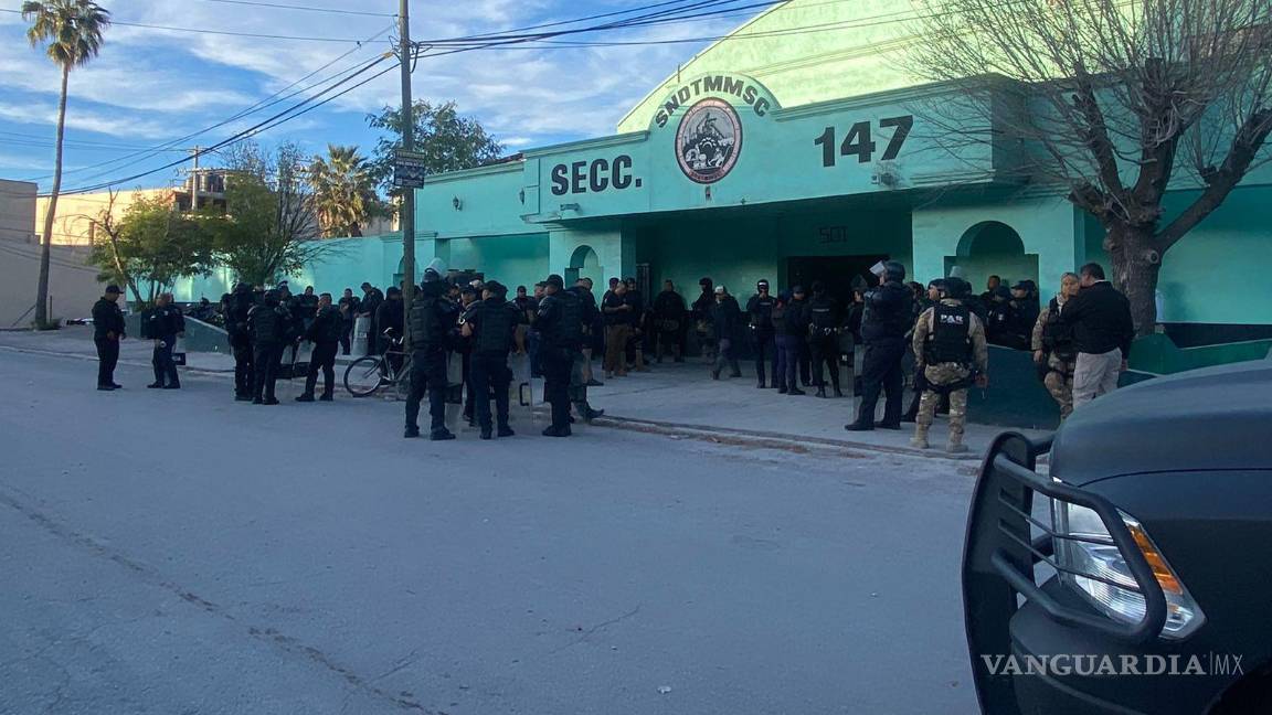 $!Los elementos de la Policía Estatal estuvieron en todo momento resguardando el movimiento de los obreros que culminó después de las 18:00 horas.