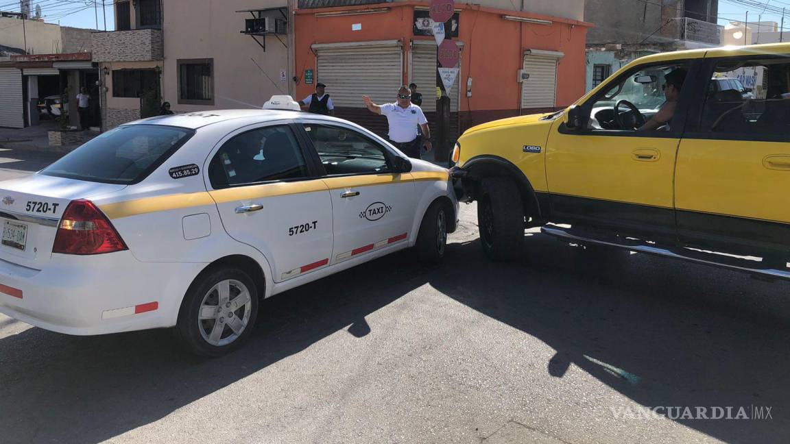 Taxista no respeta señalamiento y provoca percance en la Zona Centro de Saltillo