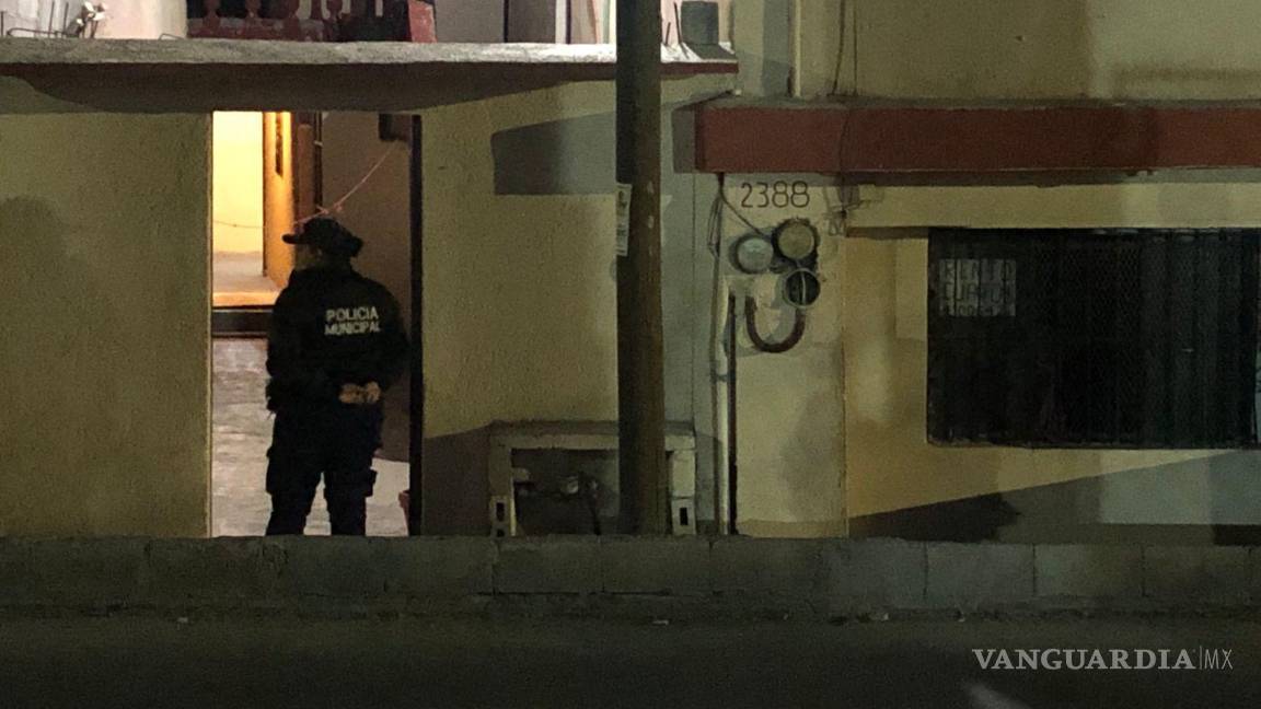 $!Con la ayuda de un amigo, forzaron la entrada, llevándose el susto de sus vidas, pues su hermano yacía sin vida.