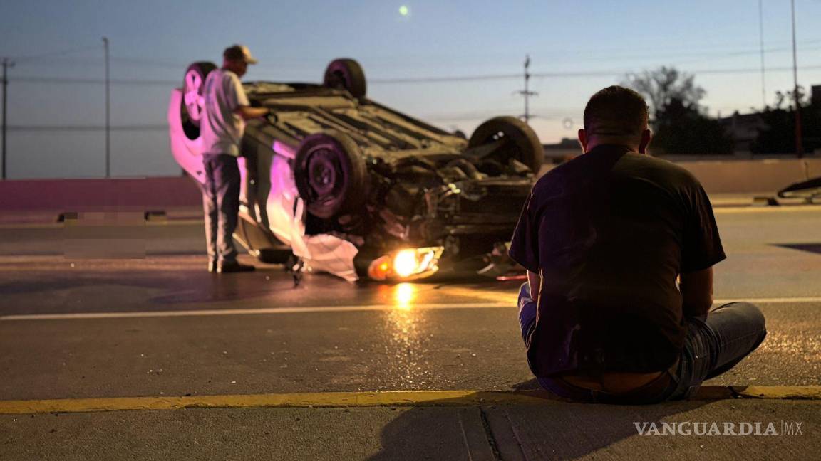 $!Pese a lo aparatoso del incidente, no se reportaron personas lesionadas, solo daños materiales.