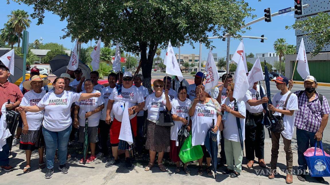 $!Los simpatizantes de Adán Augusto López volantearon en diversos puntos de la ciudad.