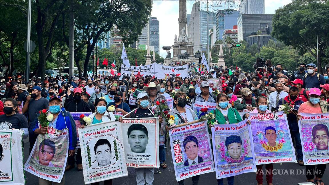 A ocho años de Ayotzinapa, manifestantes son recibidos por policías en el Zócalo de la CDMX