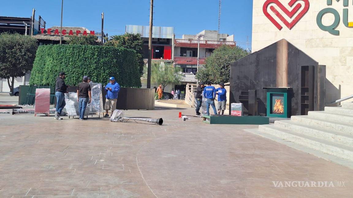 Espíritu navideño llega a Torreón: comienza instalación del árbol en Plaza Mayor