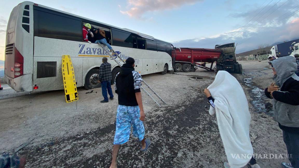 Choca autobús de turistas texanos contra tráiler en la carretera a Zacatecas; hay un muerto