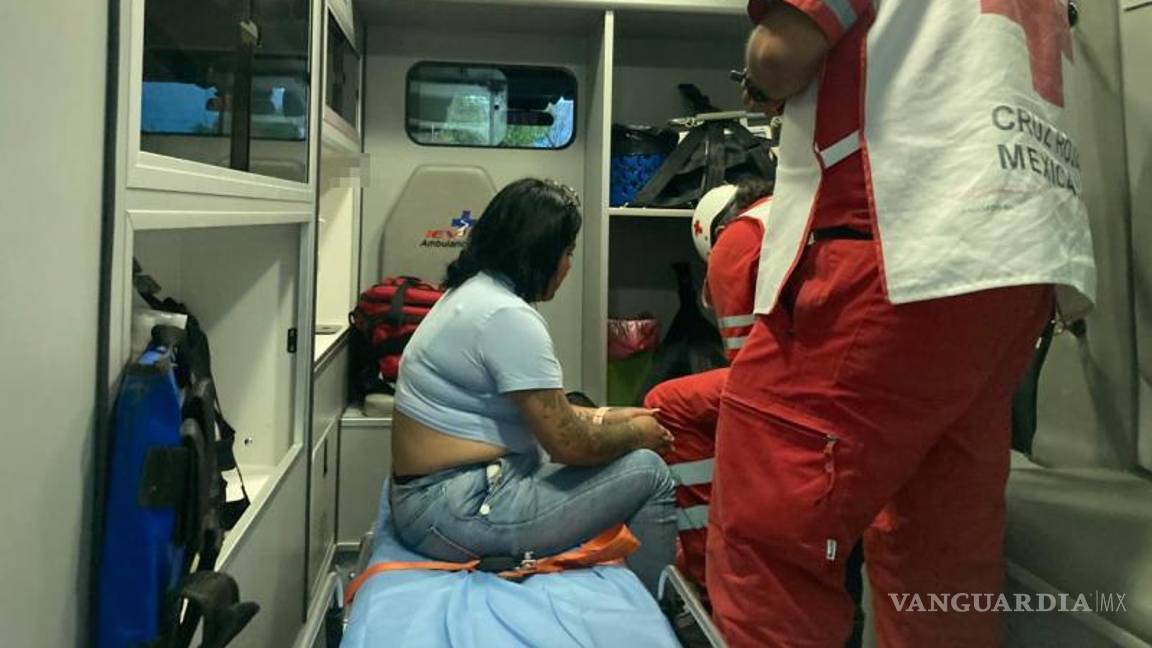 $!Paramédicos de la Cruz Roja llegaron al lugar del accidente en el bulevar Vicente Guerrero, para evaluar y brindar atención a los afectados.