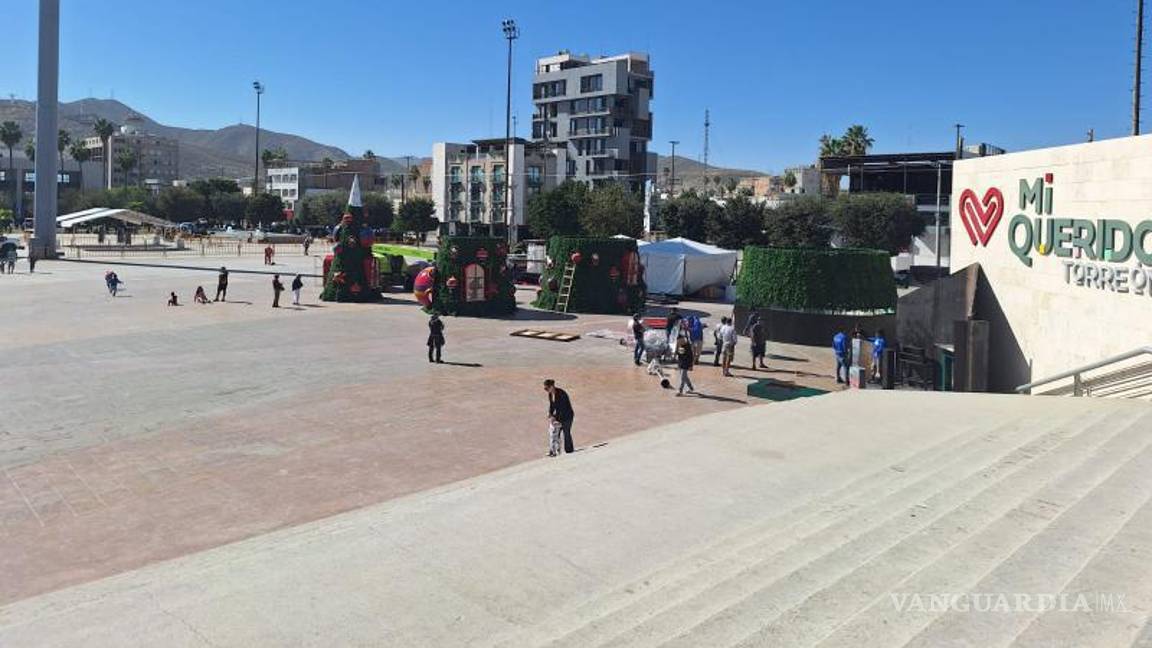 $!Será un pino navideño que supera los 10 metros de altura, el que domine la plaza.