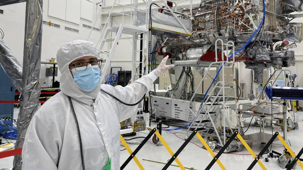 $!Luis Aguila, ingeniero de ensamblaje de la nave Europa Clipper en el Laboratorio de Propulsión a Chorro de la NASA en Pasadena, California.