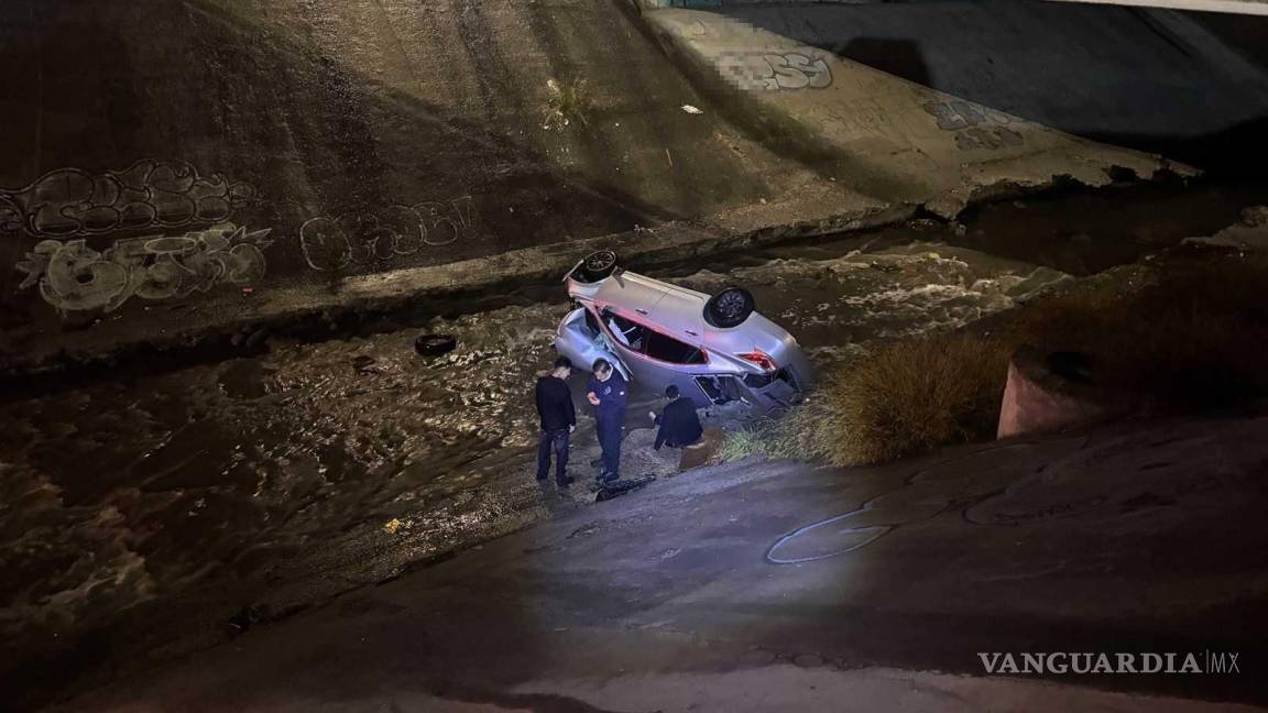 Discusión de pareja provoca accidente; caen a un arroyo en Saltillo