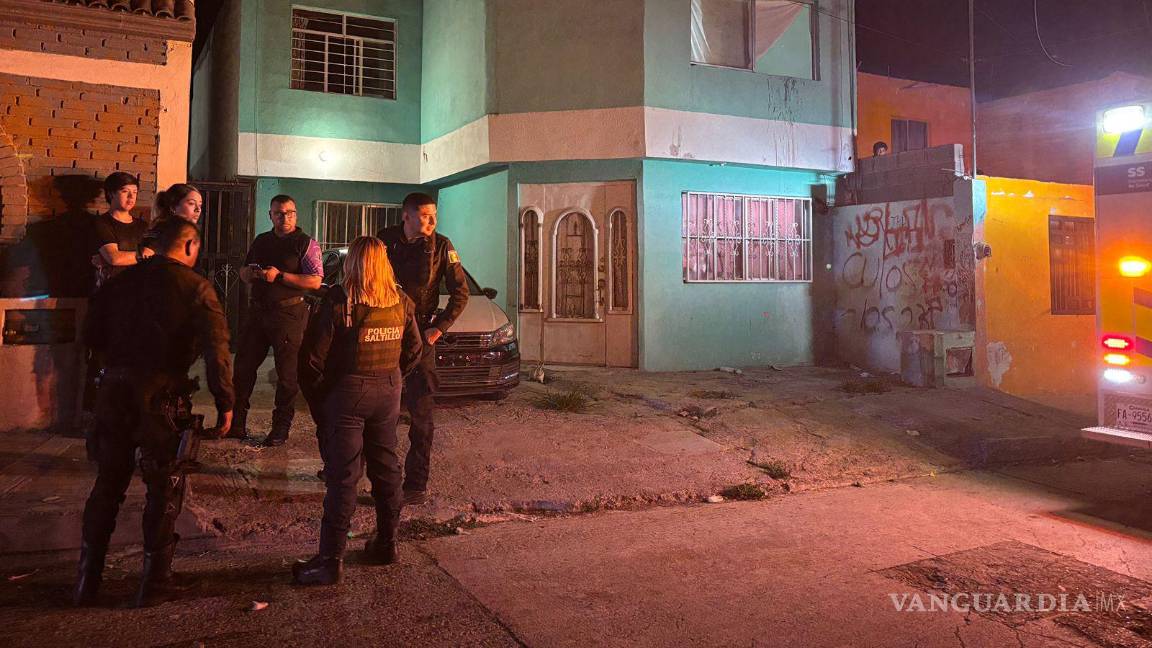 $!Policías municipales y de la Policía Violeta acudieron al lugar tras el reporte vecinal.