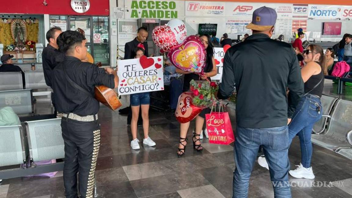 $!Con mariachi y porra, los novios se comprometieron.