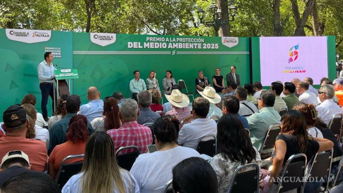 $!Durante el evento en la Alameda Zaragoza, el alcalde Javier Díaz reiteró que su administración trabaja en proyectos ambientales permanentes, más allá de fechas conmemorativas.