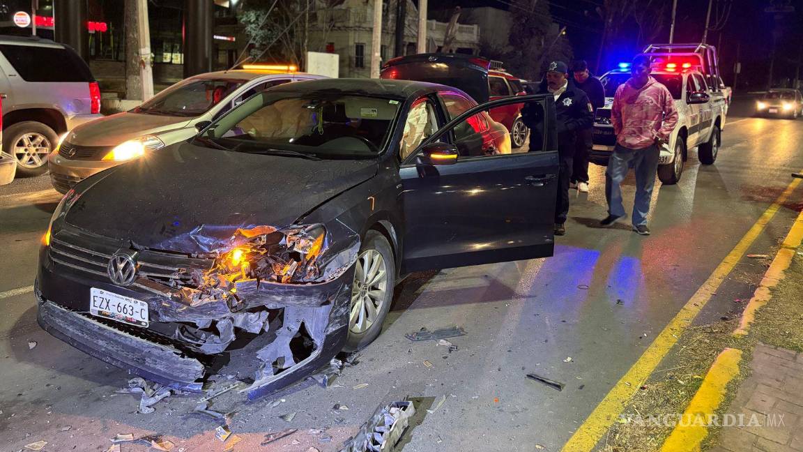 $!El Volkswagen Jetta quedó con el frente destrozado tras el impacto en el semáforo.