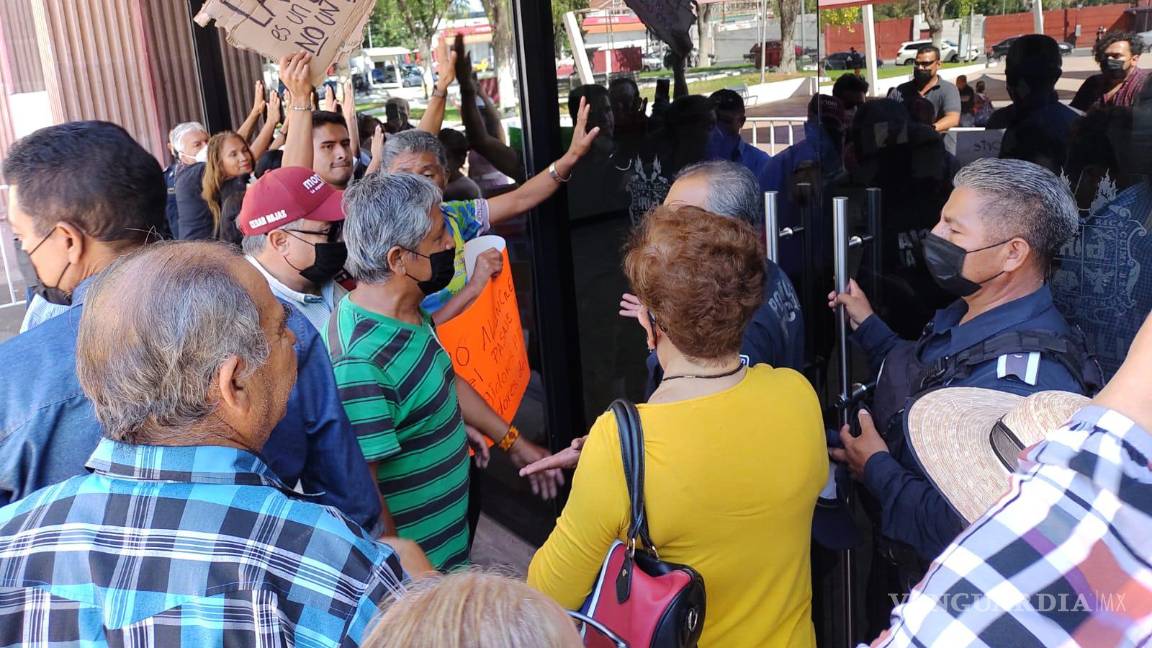 Protestan ciudadanos mientras se discute en privado el aumento al transporte público en Saltillo