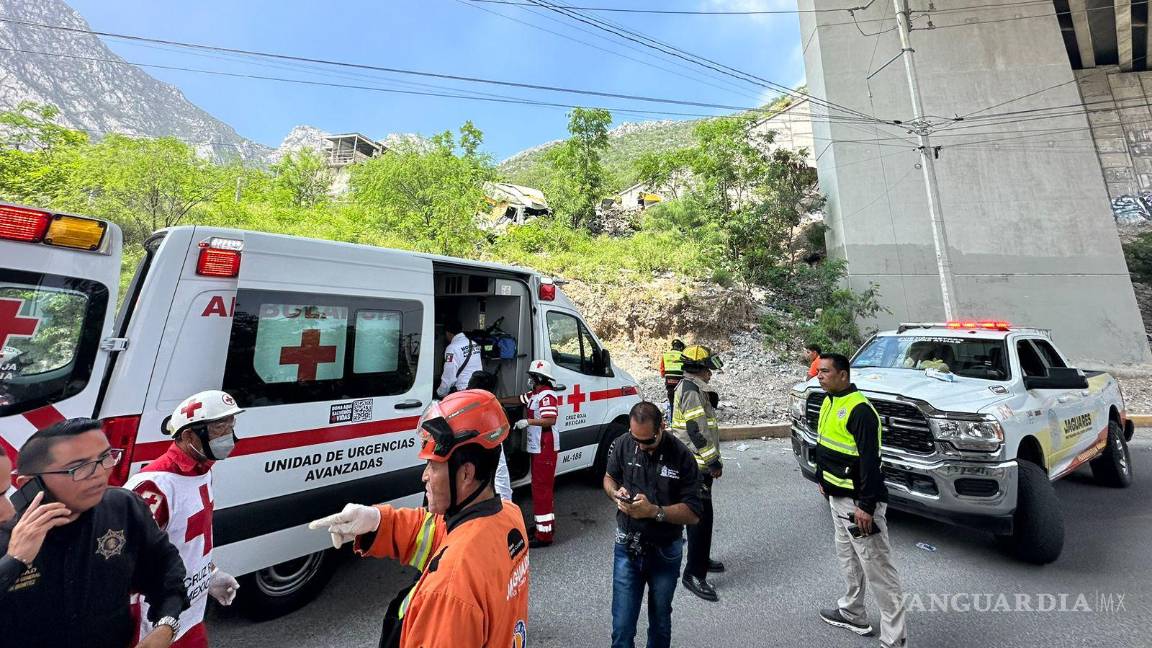 $!Un tráiler cayó desde puente de la autopista Monterrey-Saltillo