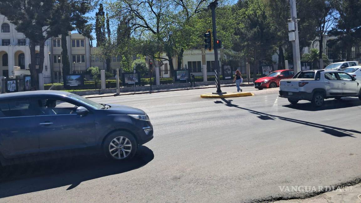 $!La luz roja funciona, pero el semáforo no activa la indicación para peatones.