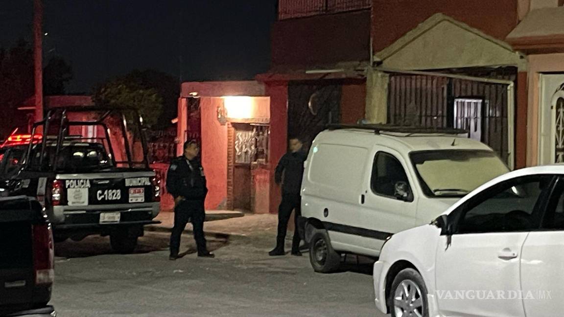 $!Elementos de la Policía Municipal llegaron al lugar para tomar conocimiento del caso y entrevistar a los vecinos que hallaron al joven.