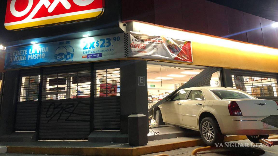 Auto se estrella contra tienda de conveniencia al sur de Saltillo por supuesta falla en frenos; mujer se echa la culpa
