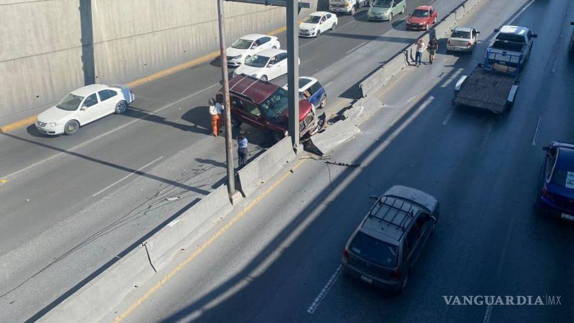 $!El accidente entorpeció la vía un par de horas.
