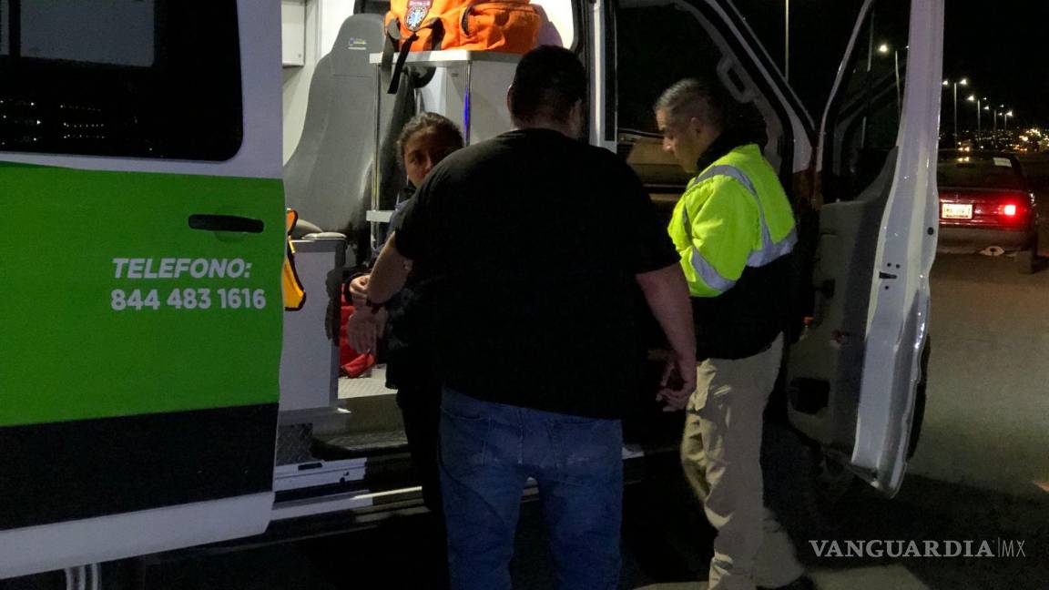 $!Pramédicos de Protección Civil evaluaron a los ocupantes de la camioneta Mazda, quienes no sufrieron lesiones graves.