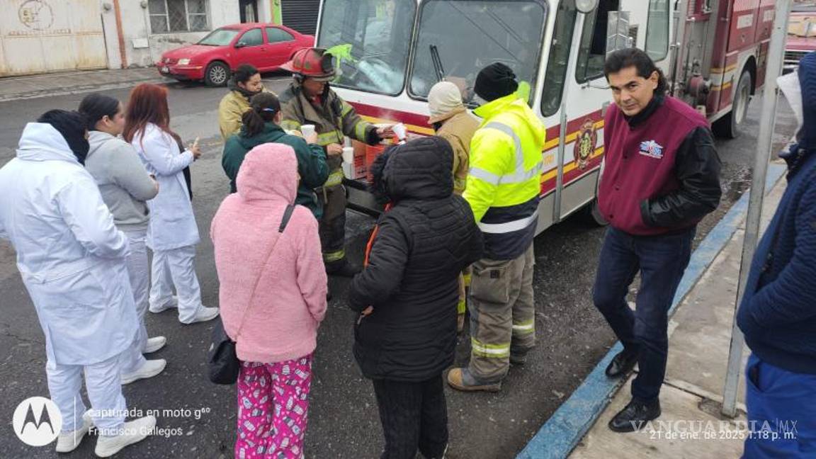 $!El reparto de pan y champurrado por parte de los bomberos ayuda a mitigar los efectos del frente frío 24, que dejó temperaturas bajo cero y nieve en Saltillo.