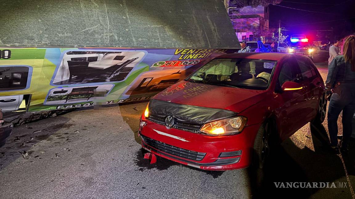 $!El Volkswagen Golf quedó con daños en la parte frontal luego del choque.