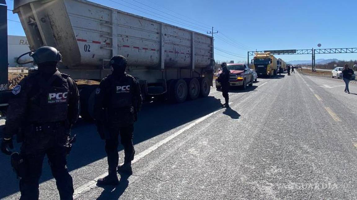 $!El bloqueo intermitente de la carretera 57 generó colapso del tráfico vehicular en la entrada de Castaños, afectando la movilidad en la zona.