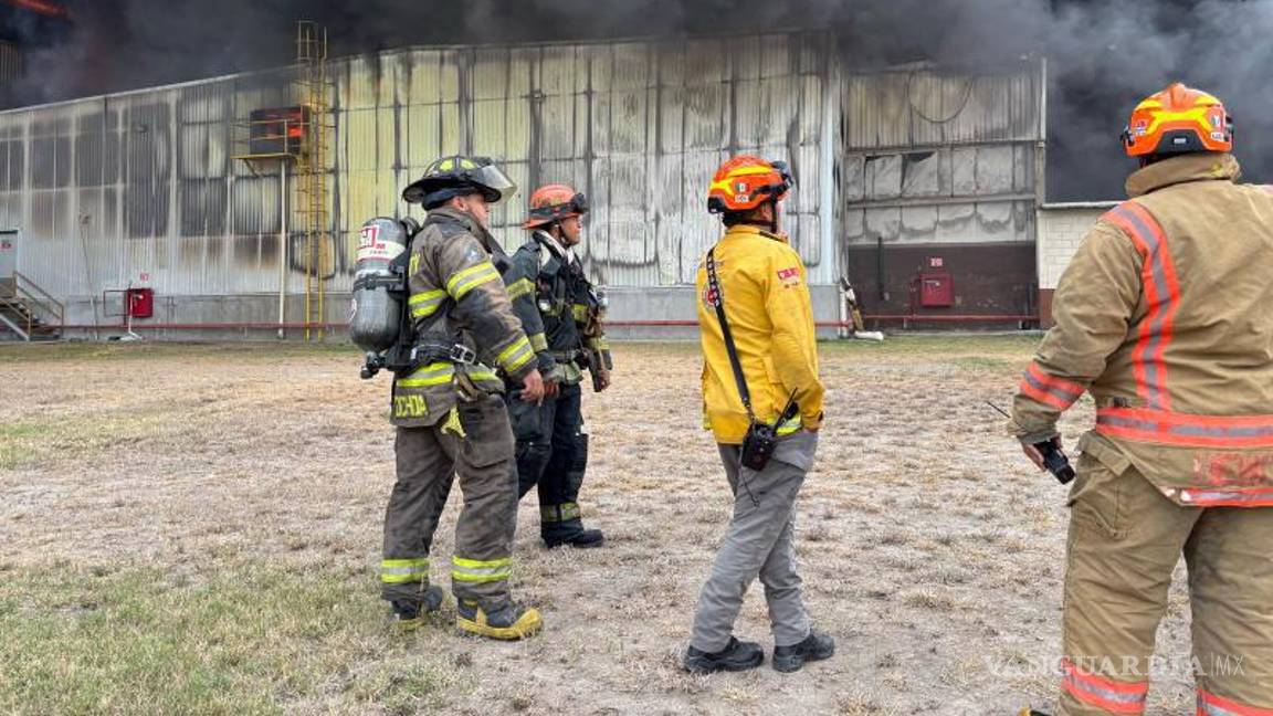 $!Evacuan a más de 100 trabajadores por incendio en empresa en Apodaca, Nuevo León