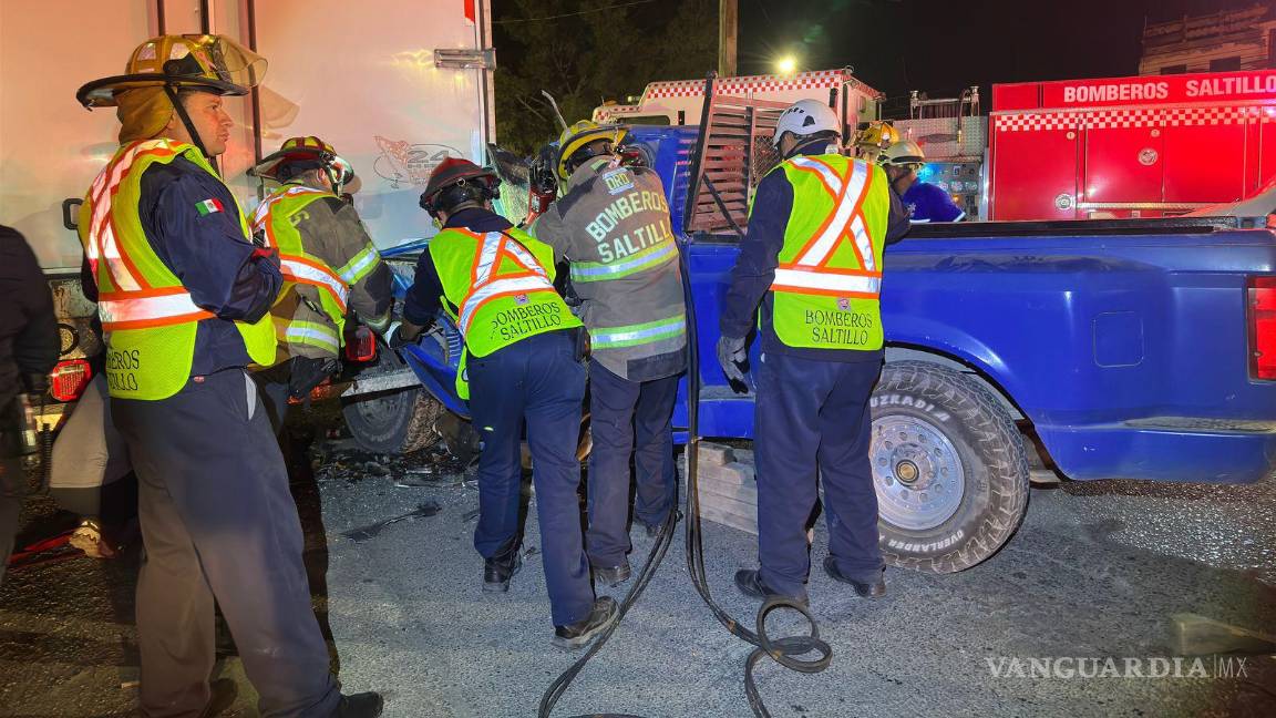 Saltillo: Veloz conductor termina con su unidad destrozada al estrellarse contra camión estacionado