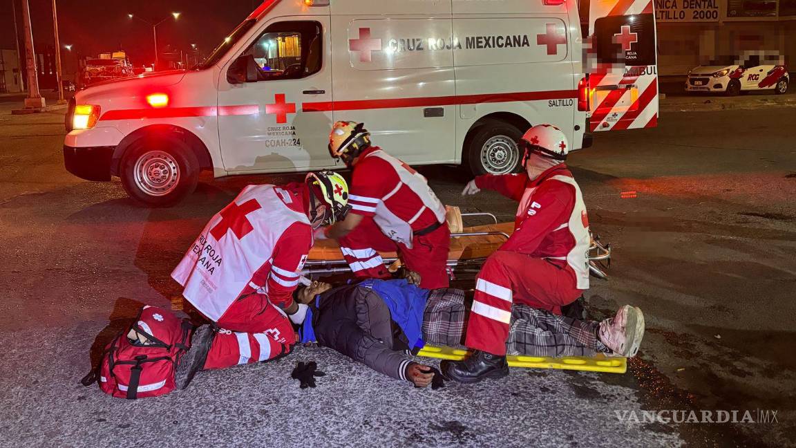 $!Paramédicos de la Cruz Roja atendieron al motociclista, quien fue trasladado al hospital con lesiones de consideración.