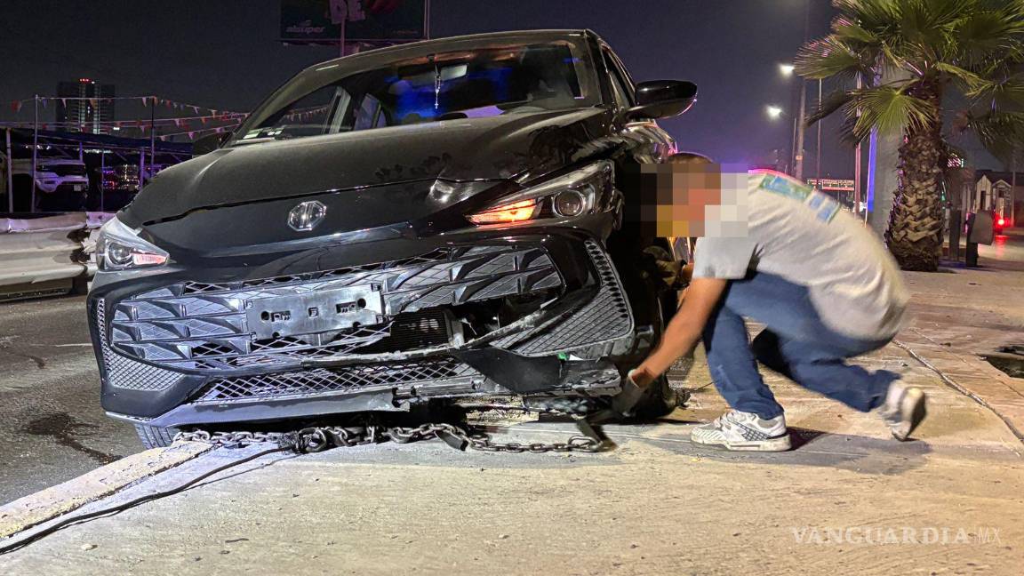 Ebrio conductor se impacta contra muro y termina sobre el camellón, en Saltillo