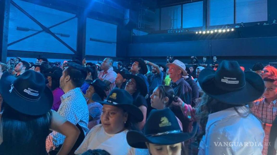 $!El público invitado disfrutó de la presentación del grupo, la cual se realizó en las instalaciones del Horno 3, en el Parque Fundidora