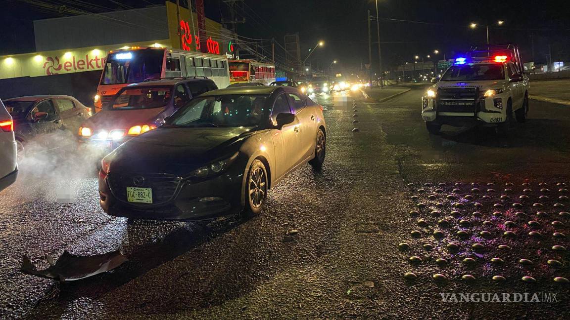$!Agentes de Tránsito Municipal realizaron las diligencias tras la carambola registrada en el bulevar Fundadores.