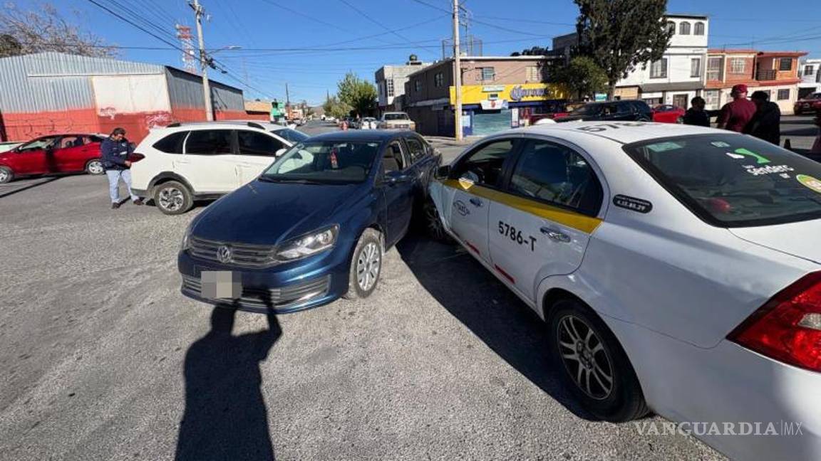 $!Paramédicos atendieron a los conductores en el lugar del accidente.