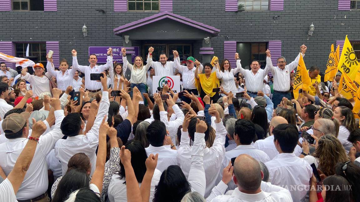 $!El candidato estuvo acompañado también por la diputada Lupita Oyervides y Cristina Amezcua González, candidata suplente en la fórmula del Senado de la República.
