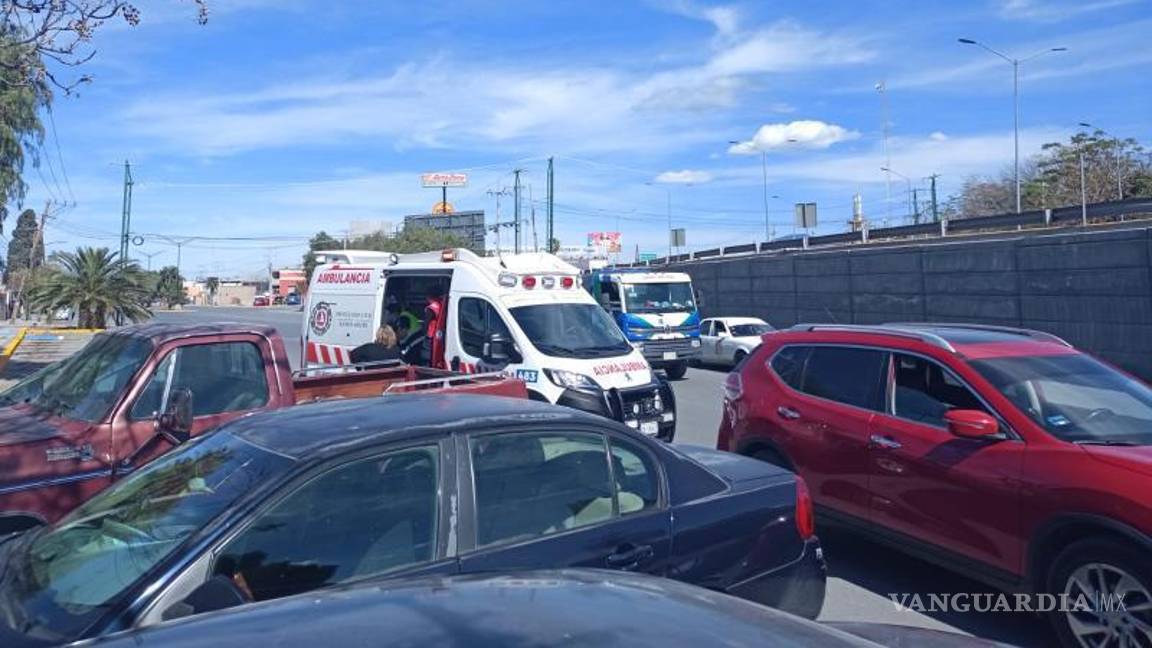 $!Paramédicos de Protección Civil y Bomberos de Ramos Arizpe atendieron el incidente tras el aviso de los testigos, confirmando que no hubo heridos de gravedad.